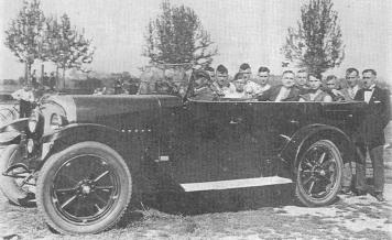 Dr. Fritz Fr�hlich mit Sportgruppe